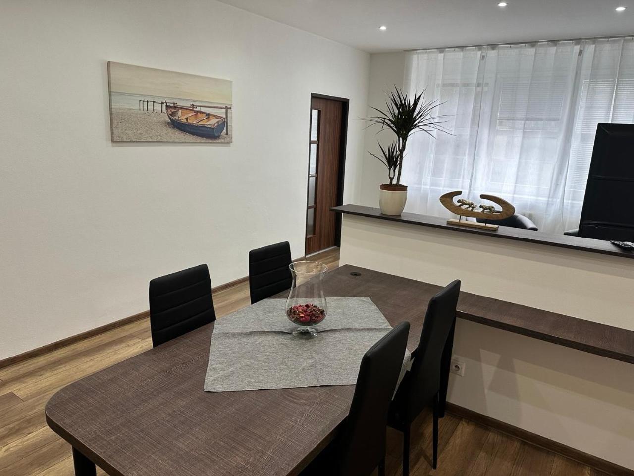 Newly Renovated 2 Rooms Apartment Downtown Nitra Exterior foto